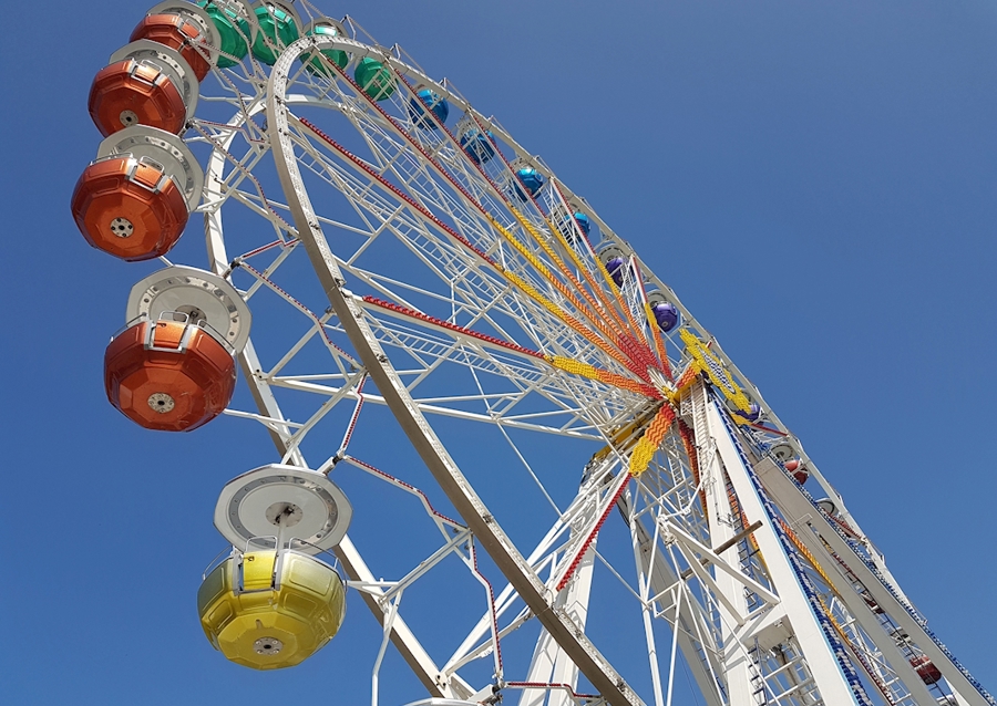 Riesenrad und strahlendes Blau