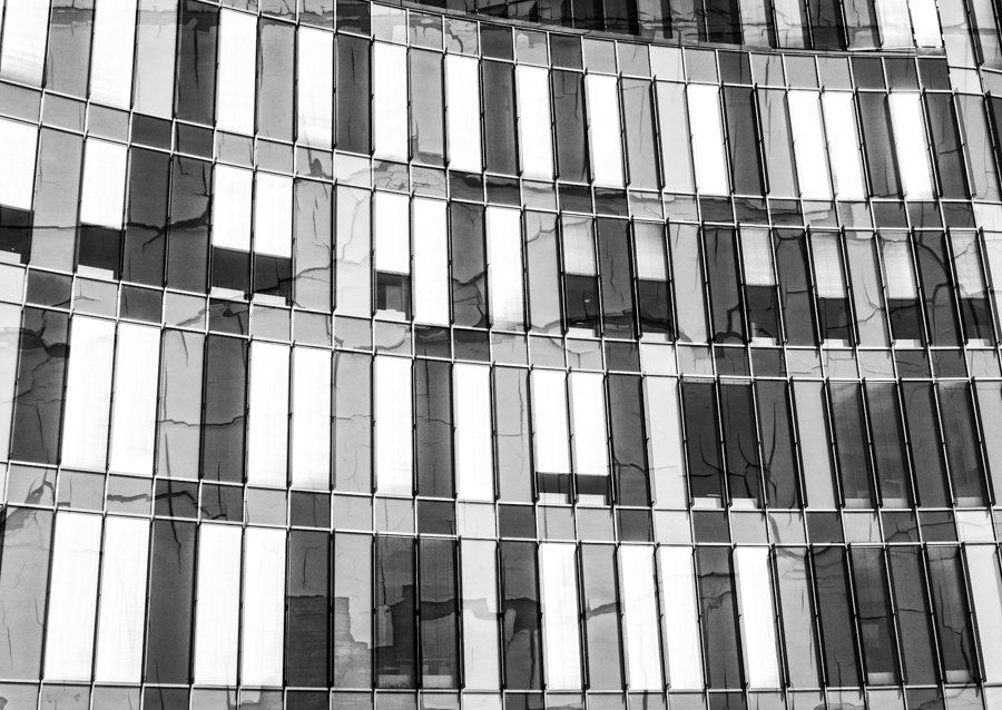 Fekete-fehér homlokzat