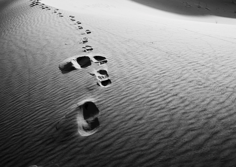 Ślady stóp w piasku