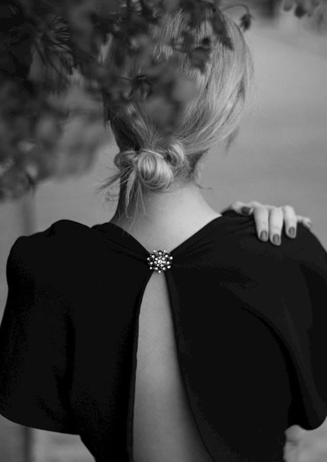 Detaljer om en klänning och kvinna